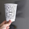 Anpassad 350 ml svart och vit pappersmugg med 'Dan & Decarlo' logotyp