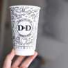 Personlig BIO-pappersmugg 450 ml med 'Dan & Decarlo' logotyp