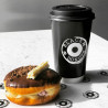 Specialtryckt 450 ml BIO-pappersmugg med svart lock med 'Black box donuts' logotyp