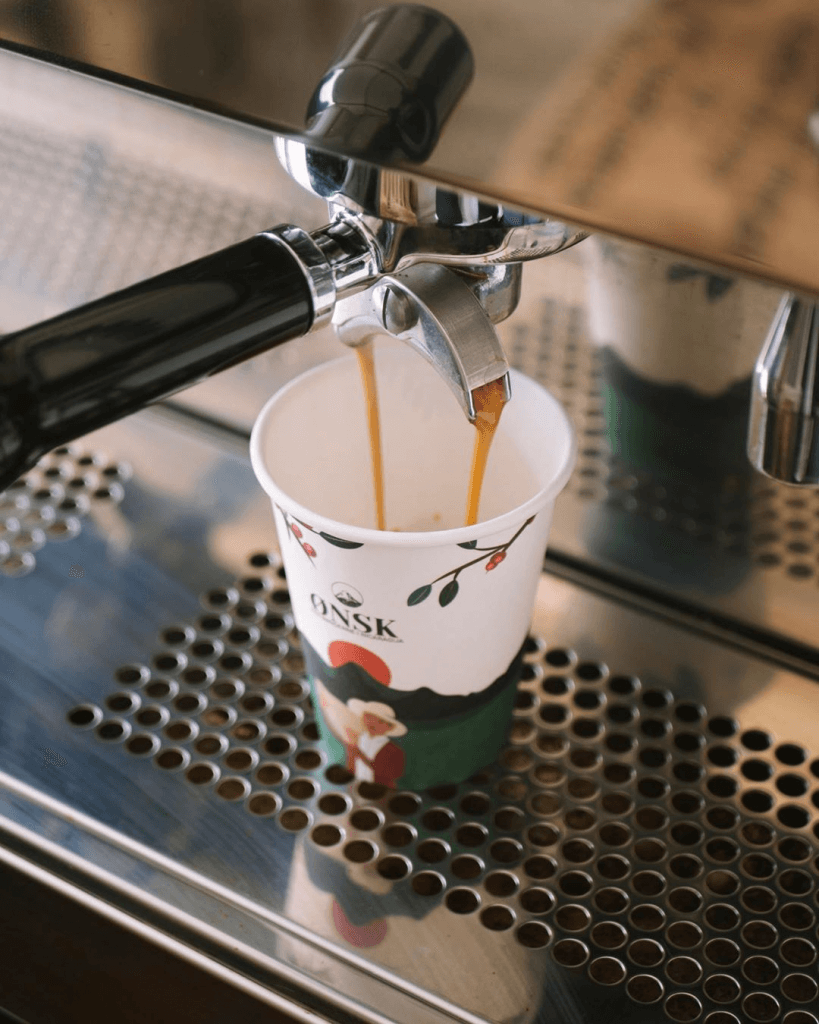 Våra 7 bästa design tips för paketeringar | Limepack onsk paper cups with coffee 819x1024